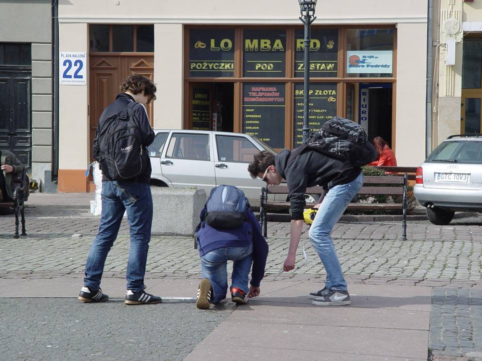 Pomiary na Placu Hallera – fot. Piotr Klimek